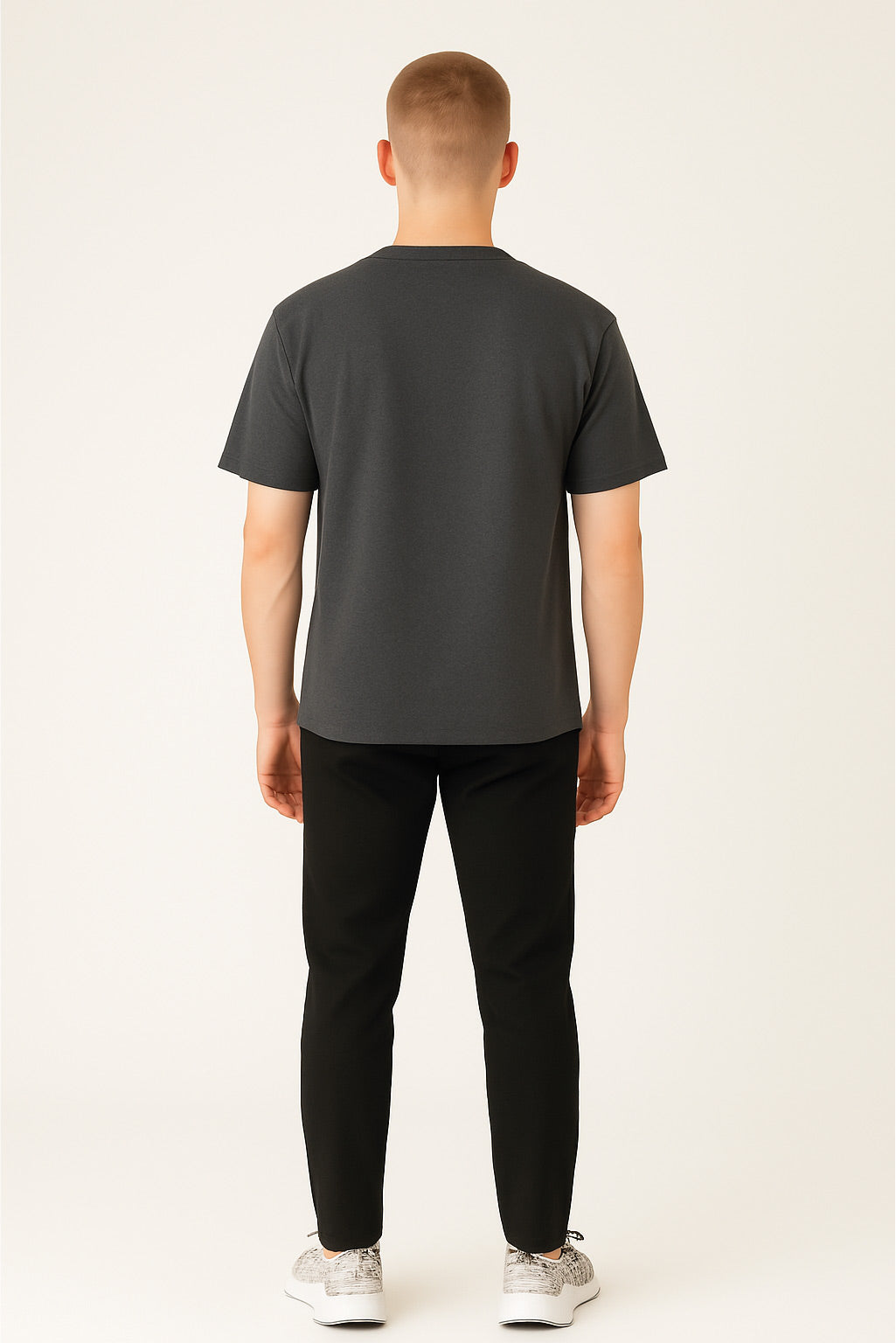 Nachhaltiges BoxFit T-Shirt aus 220 GSM Bio-Baumwolle in Anthrazit. Hochwertiges, lockeres Basic-Shirt mit modernem Schnitt und Rundhalsausschnitt, perfekt für bewusste Mode und stilvolle Casual Outfits.