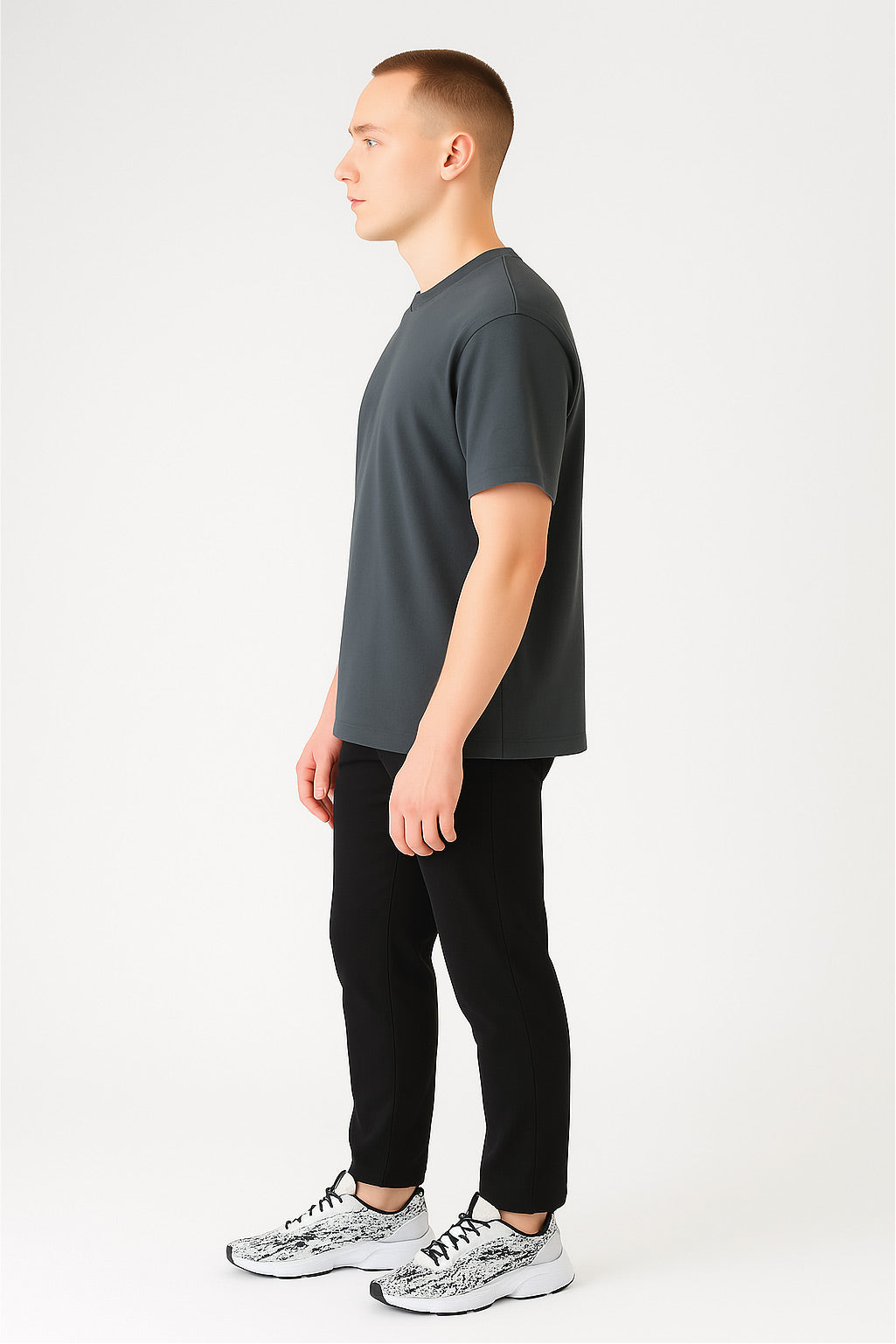 Nachhaltiges BoxFit T-Shirt aus 220 GSM Bio-Baumwolle in Anthrazit. Hochwertiges, lockeres Basic-Shirt mit modernem Schnitt und Rundhalsausschnitt, perfekt für bewusste Mode und stilvolle Casual Outfits.