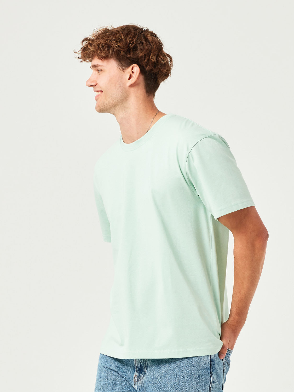 Mann trägt ein mint grünes BoxFit T-Shirt aus 100% Bio-Baumwolle – nachhaltige Herrenmode, lässiger Oversize-Schnitt, umweltfreundlich & bequem