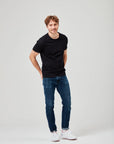 Herren Basic T-Shirt schwarz Rundhals kurzarm, am Model getragen mit Jeans