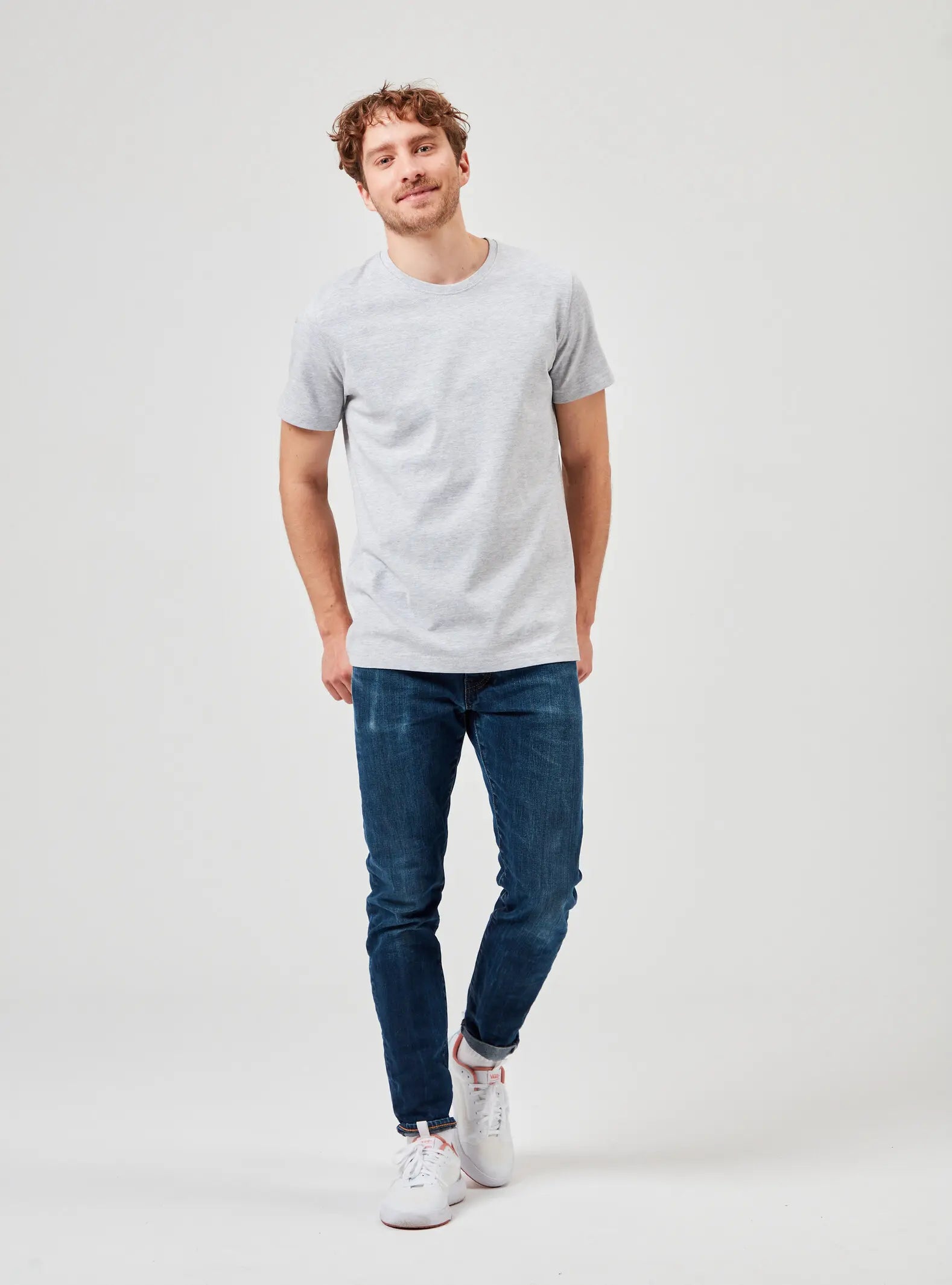 Premium T-Shirt aus 280 GSM Bio-Baumwolle in Grau Melange. Hochwertiges, umweltfreundliches Basic-Shirt mit Rundhalsausschnitt, ideal für lässige Alltagsoutfits.