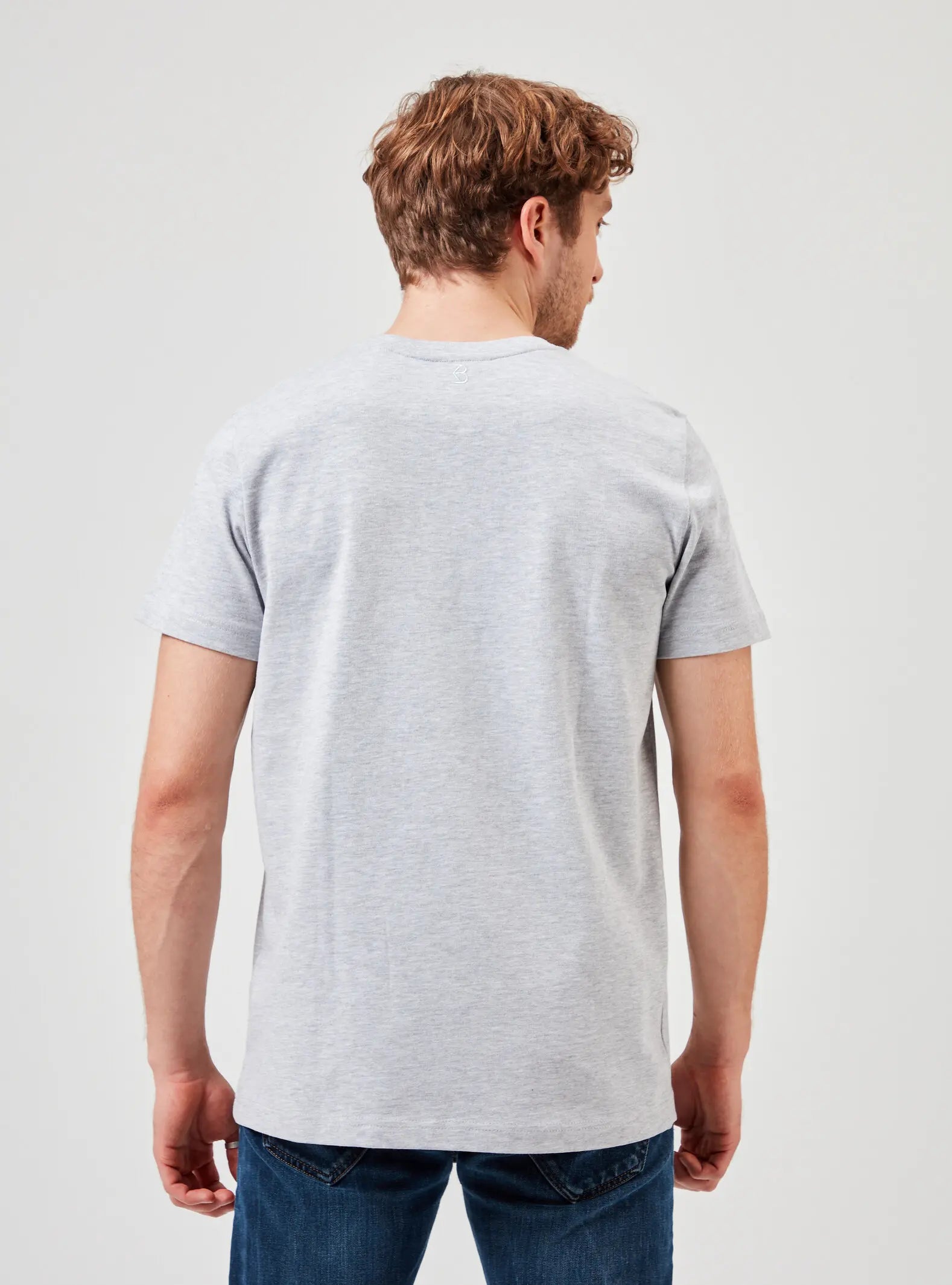 Nachhaltiges Premium T-Shirt aus 280 GSM Bio-Baumwolle in grau melange, getragen von Mann mit blauer Jeans. Dickes, robustes T-Shirt für stilvolle Casual Looks und umweltbewusste Streetwear.