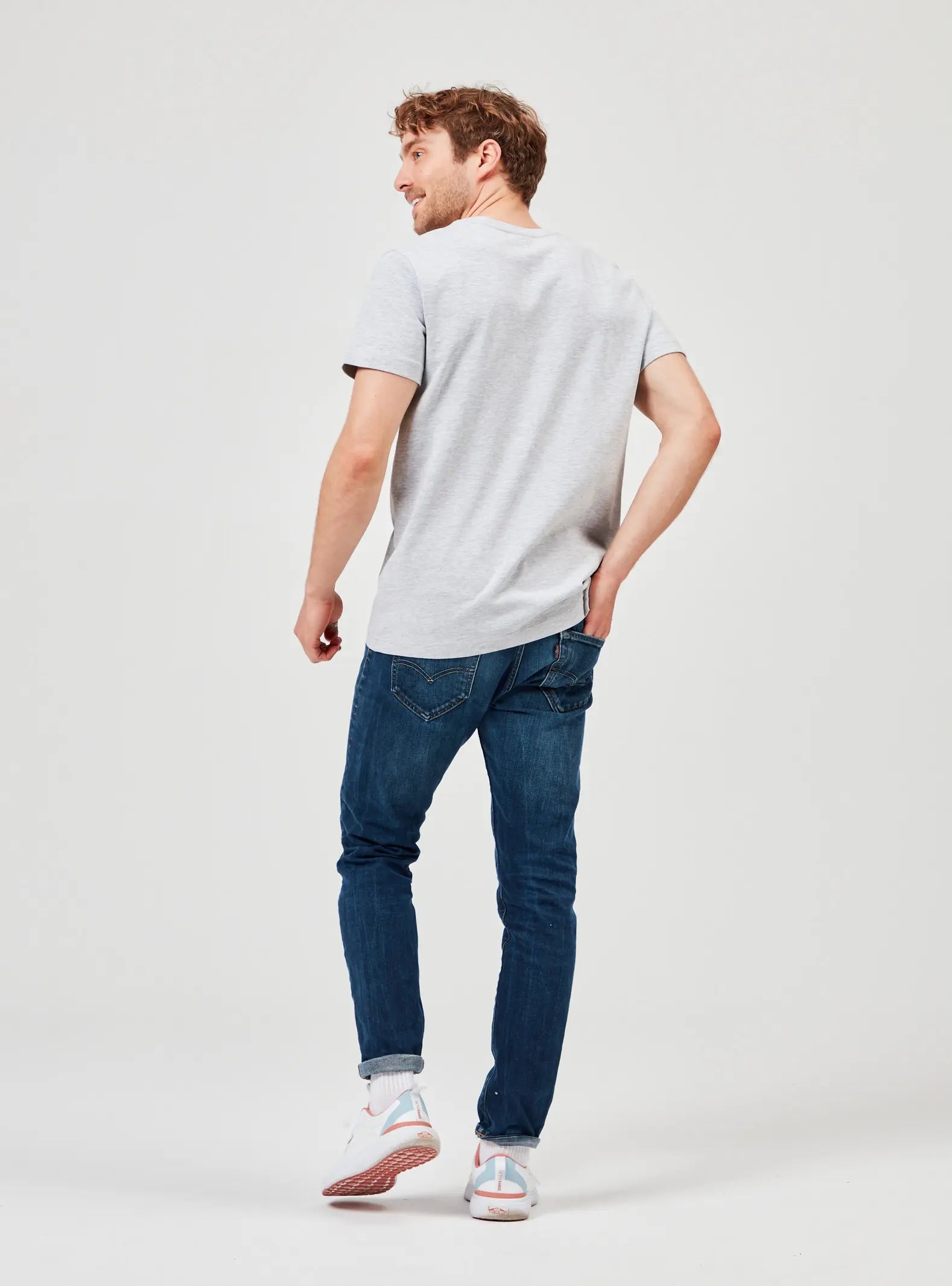 Premium T-Shirt aus 280 GSM Bio-Baumwolle in Grau Melange. Hochwertiges, umweltfreundliches Basic-Shirt mit Rundhalsausschnitt, ideal für lässige Alltagsoutfits.