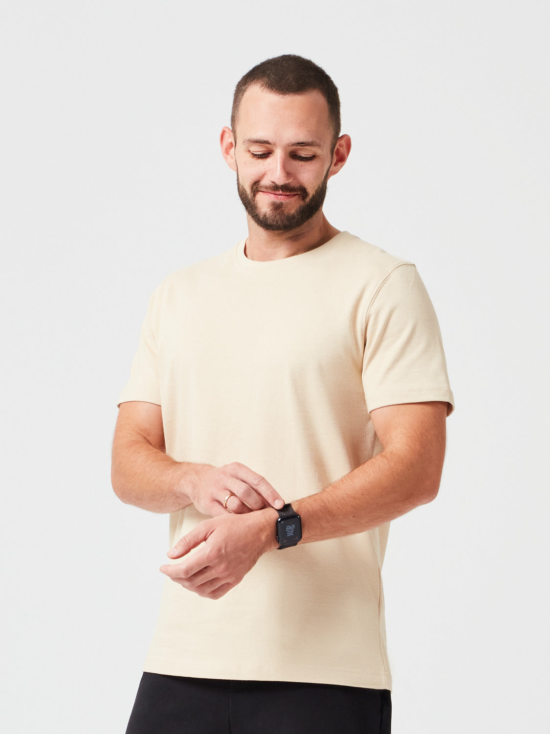 Mann trägt das Premium TShirt in der Farbe Sand aus Bio-Baumwolle - nachhaltige Mode für einen lässigen Look.