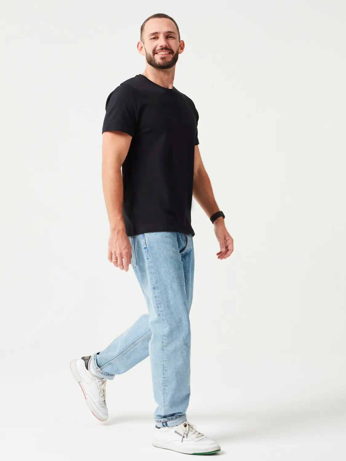 Nachhaltiges Premium T-Shirt aus 280 GSM Bio-Baumwolle in Schwarz, getragen von Mann mit blauer Jeans. Dickes, robustes T-Shirt für stilvolle Casual Looks und umweltbewusste Streetwear.