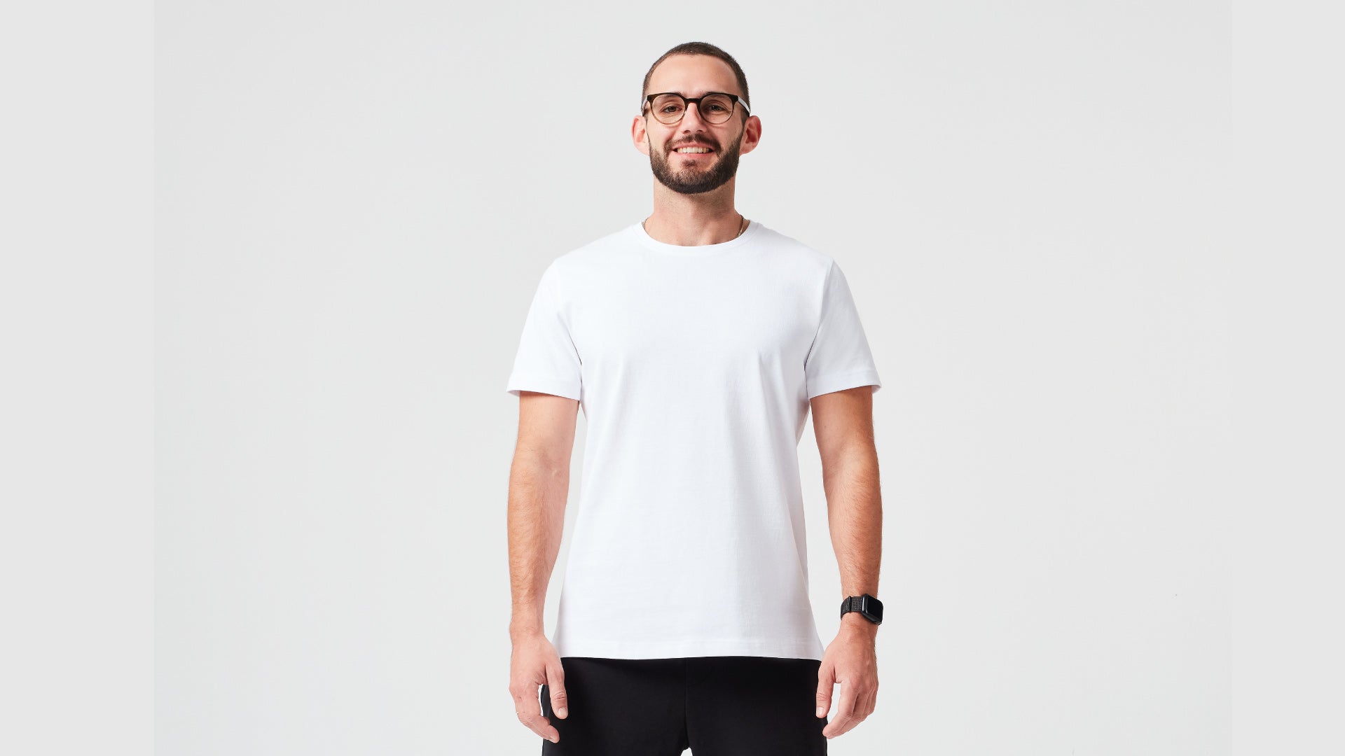 Mann trägt hochwertiges Premium T-Shirt aus 280 GSM Bio-Baumwolle in Weiß. Nachhaltiges, dickes T-Shirt mit Rundhalsausschnitt, perfekt für moderne Casual Outfits und umweltfreundliche Mode.