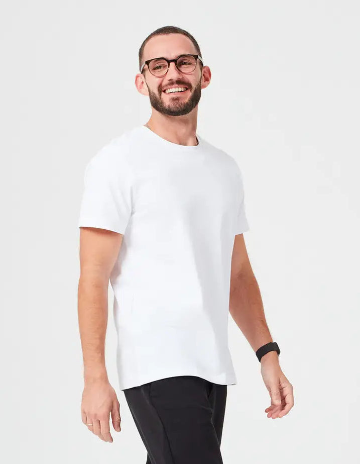 Mann mit Brille trägt nachhaltiges Premium T-Shirt aus 280 GSM Bio-Baumwolle in Weiß mit schwarzer Hose und weißen Sneakern. Nachhaltiges, dickes T-Shirt mit Rundhalsausschnitt, perfekt für moderne Casual Outfits und umweltfreundliche Mode.