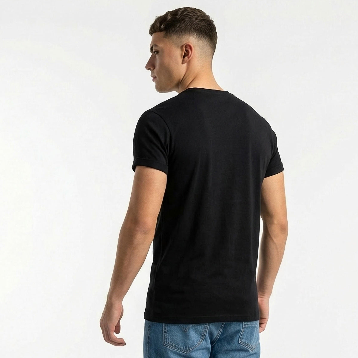 Schwarzes Herren T-Shirt kurzarm mit Rundhalsausschnitt  – schlichtes Basic Shirt aus BioBaumwolle, einfarbig schwarz.