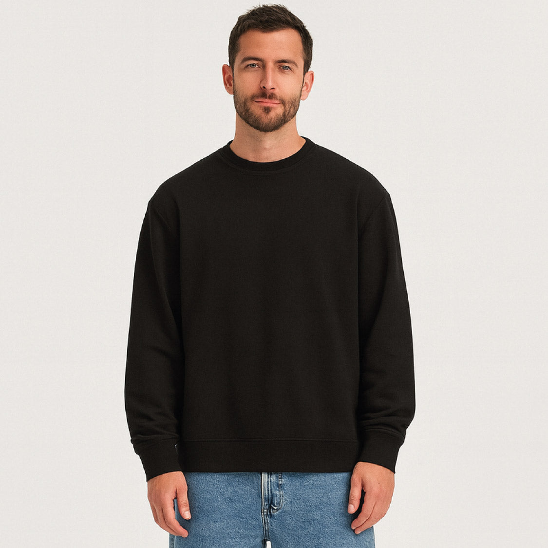 Sweatshirt in Schwarz – klassischer Oversized-Pullover kombiniert mit blauer Jeans