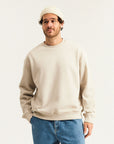 Sweatshirt für Herren in Beige – lässiges Oversized-Design, kombiniert mit blauer Jeans und weißen Sneakern, ideal für modernen Streetwear-Look im Alltag.